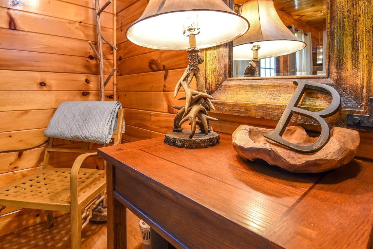 Permanent Vacation-Private Honeymoon Cabin With Hot Tub เซอเวียร์วีล ภายนอก รูปภาพ